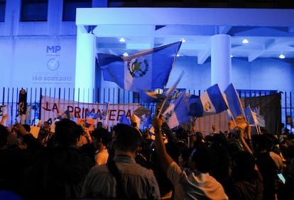 Protesta contra la fiscal general, Consuelo Porras, frente a la sede del Ministerio Público de Guatemala, el pasado jueves