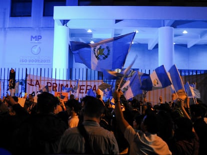 Protesta contra la fiscal general, Consuelo Porras, frente a la sede del Ministerio Público de Guatemala, el pasado jueves