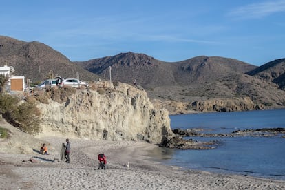 Estampa invernal en la playa de La Isleta del Moro.