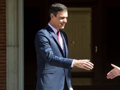 El presidente del Gobierno en funciones, Pedro Sánchez (izquierda), recibe al líder de Podemos Pablo Iglesias.