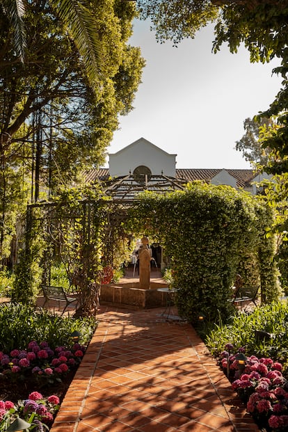 Passage through the hotel garden, with an Andalusian patio in the background. 