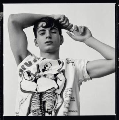 Sancho del Val lleva una camiseta de la colección divine de Loewe, un homenaje a la legendaria ‘drag queen’.