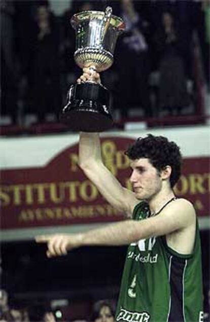 Rudy Fernández, con su trofeo al jugador más valioso.