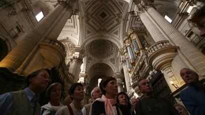 Un grupo de visitantes, en la Catedral de Jaén.