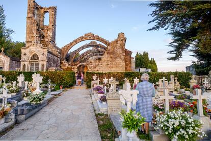 Una mujer en el cementerio de Santa Mariña de Dozo, en Cambados (Pontevedra). 