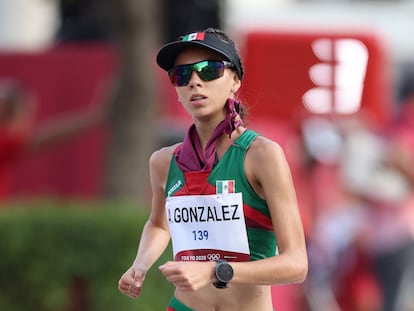 Alegna González compite en la competencia de caminata de 20 km en los Juegos Olímpicos de Tokio 2020.