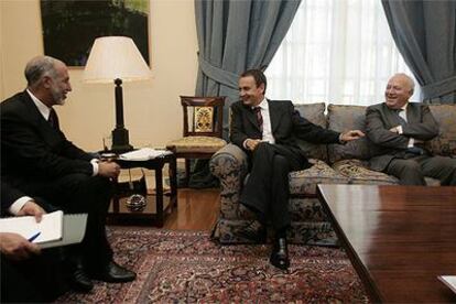 El ministro de Exteriores de Argelia, Abdelaziz Beljadem, habla con José Luis Rodríguez Zapatero en presencia de Miguel Ángel Moratinos.