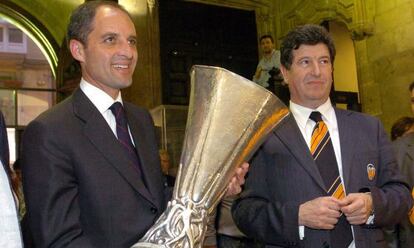 Camps con Jaime Ortí, presidente del club en 2004, tras ganar la UEFA.