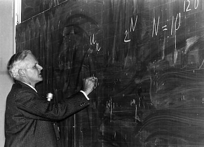 El científico, filósofo e investigador Carl Friedrich von Weizsäcker durante una presentación en un congreso de física el 21 de octubre de 1966, en Munich.