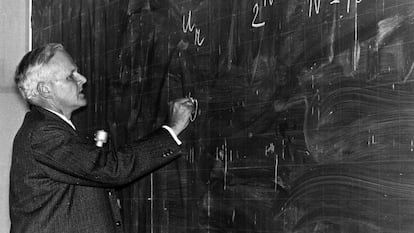 El científico, filósofo e investigador Carl Friedrich von Weizsäcker durante una presentación en un congreso de física el 21 de octubre de 1966, en Munich.