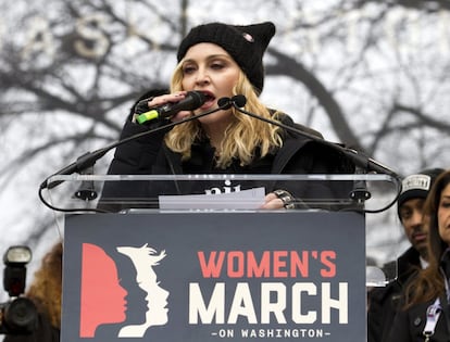 La cantante Madonna se dirige a los participantes de la marcha celebrada en Washington.