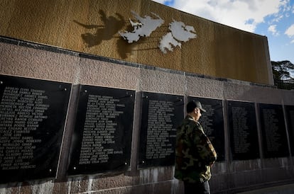 Un veterano de guerra de las Islas Malvinas reza frente a un monumento en honor a los soldados argentinos caídos durante el 38 aniversario del conflicto el 2 de abril de 2020 en Buenos Aires, Argentina.