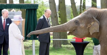 Isabel II y Felipe de Edimburgo en el centro de elefantes del zoo de Whipsnade, en Dunstable, Reino Unido, el 11 de abril de 2017.