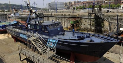 La lancha de vigilancia aduanera que será retirada del Museo Marítimo expuesta en el dique exterior.