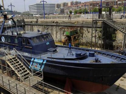 La lancha de vigilancia aduanera que será retirada del Museo Marítimo expuesta en el dique exterior.