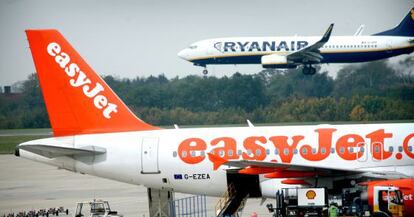 Un avi&oacute;n de Easyjet ante uno de Ryanair. 