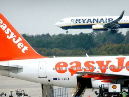 Un avió d'Easyjet, davant d'un de Ryanair.