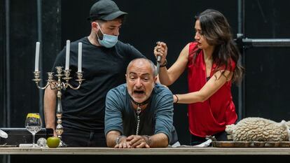 Rafael R. Villalobos, a la izquierda, da indicaciones a Myrtò Papatanasiu (Floria Tosca) y Laurent Naouri (Scarpia) durante un ensayo de Tosca en el Teatro La Monnaie de Bruselas.