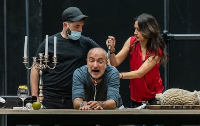 Rafael R. Villalobos, a la izquierda, da indicaciones a Myrtò Papatanasiu (Floria Tosca) y Laurent Naouri (Scarpia) durante un ensayo de Tosca en el Teatro La Monnaie de Bruselas.