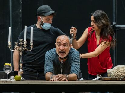 Rafael R. Villalobos, a la izquierda, da indicaciones a Myrtò Papatanasiu (Floria Tosca) y Laurent Naouri (Scarpia) durante un ensayo de Tosca en el Teatro La Monnaie de Bruselas.