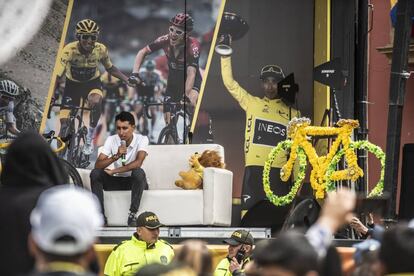 Egan Bernal dio una rueda de prensa ante miles de personas en Zipaquirá.