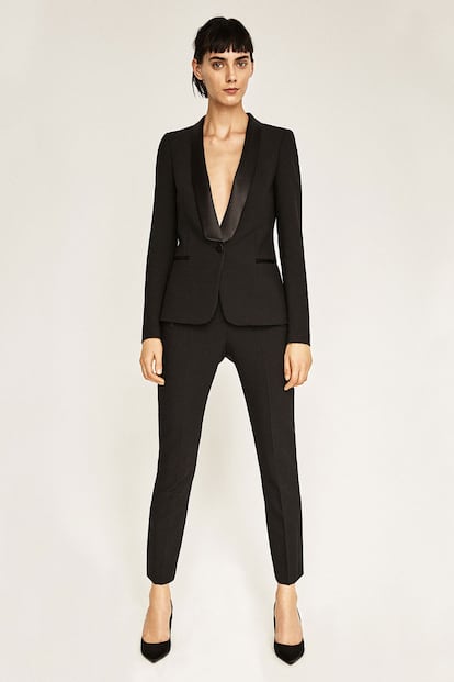 Esmoquin de Zara, perfecto para no llevar nada debajo. La americana cuesta 49,95 y los pantalones, 29,95 euros.