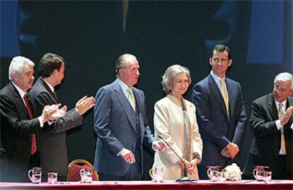 De izquierda a derecha, Pasqual Maragall, José Luis Rodríguez Zapatero, el Rey y la Reina, el Príncipe y Joan Clos, durante la inauguración del Fórum.