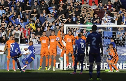 Ibai Gómez lanza una falta en el partido entre Alavés y Eibar.