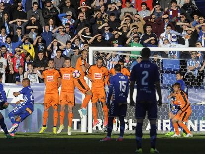 Ibai Gómez lanza una falta en el partido entre Alavés y Eibar.