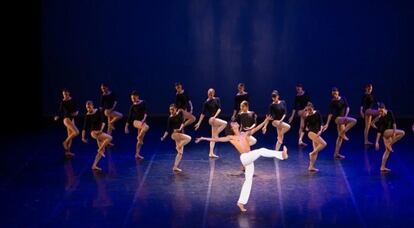 Una imagen del Béjart Ballet Lausanne en '7 danses grecques'.