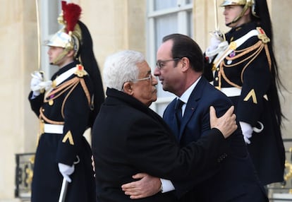 Francois Hollande recibiendo al presidente palestino Mahmud Abbas.