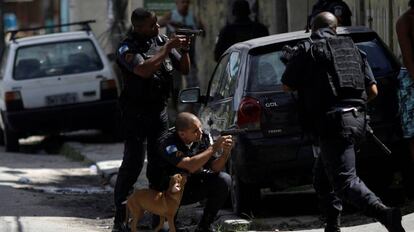 IMÁGENES DEL DÍA: Policías realizan un operativo en la favela Ciudad de Dios de Río de Janeiro (Brasil).