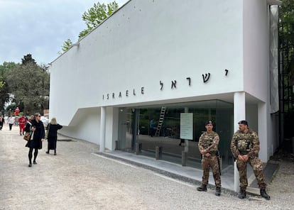 Soldados italianos resguardan el pabellón de Israel en la Bienal de Venecia, este martes.