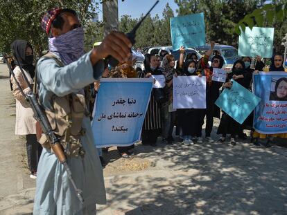 Un talibán vigila a un grupo de mujeres durante una protesta contra Pakistán en Kabul, este miércoles.