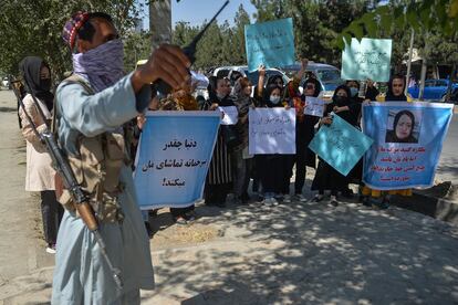 Un talibán vigila a un grupo de mujeres durante una protesta contra Pakistán en Kabul, este miércoles.