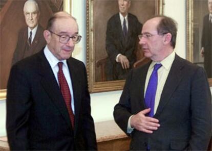 Rodrigo Rato (derecha), durante un encuentro con Alan Greenspan en Washington.