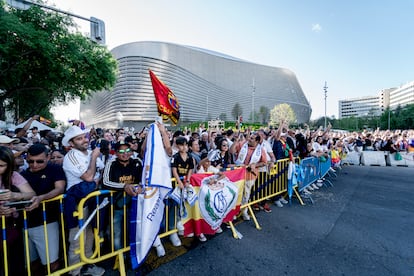 Aficionados se concentran en los alrededores del Estadio Santiago Bernabéu, este domingo en Madrid.