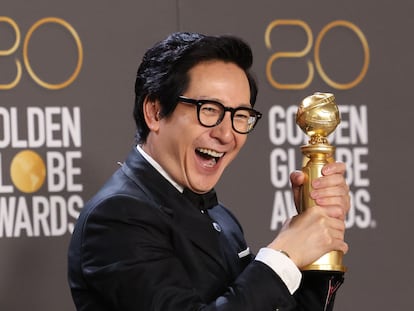 Ke Huy Quan posa con su premio por su papel en la película 'Todo en todas partes al mismo tiempo', en la ceremonia de los Globos de Oro celebrada a principios de enero.