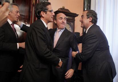 Luis de Guidnos, nuevo responsable de Economía, recibe la felicitación del presidente de la CEOE, Joan Rosell