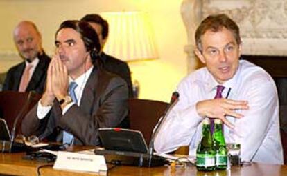 Aznar y Blair, durante la reunión de trabajo que mantuvieron ayer en Londres.