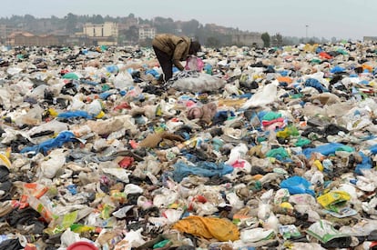 Un hombre busca algo aprovechable entre montañas de basura en el vertedero de la ciudad de Ngong, 30 kilómetros al suroeste de Nairobi, el 24 de agosto de 2017. Muchas bolsas como las de la imagen flotan a la deriva en el océano y acaban estrangulando tortugas, asfixiando aves marinas y colapsando los estómagos de delfines y ballenas, que acaban por morir de hambre. 