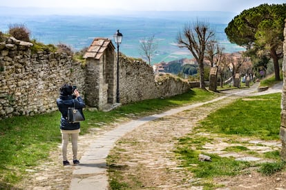 Una turista en la ciudad de Arezzo, en la Toscana, durante el Camino de San Francisco (Italia).