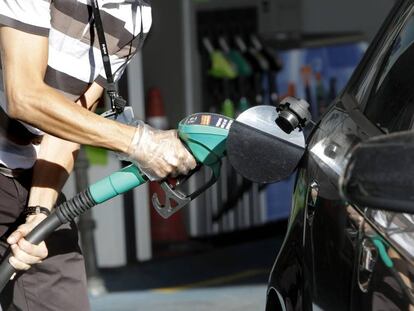 Un conductor reposta, el verano pasado, en una gasolinera.