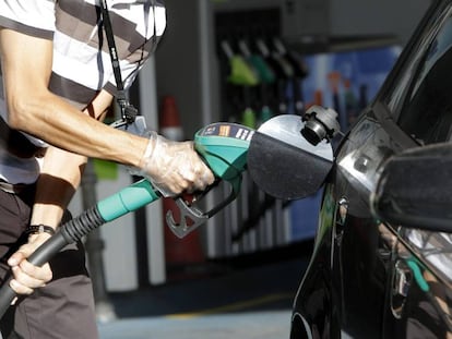 Un conductor reposta en una gasolinera de Madrid en agosto.