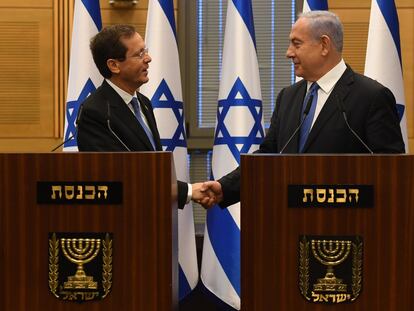 El primer ministro Benjamín Netanyahu saluda el nuevo presidente de Israel tras su elección por la Kneset este miércoles.