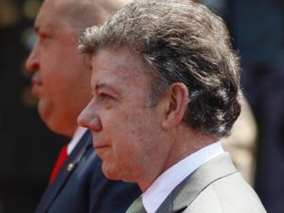 Juan Manuel Santos (al frente) durante su reunión hoy con Hugo Chávez.