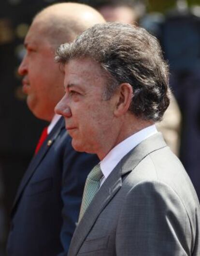 Juan Manuel Santos (al frente) durante su reunión hoy con Hugo Chávez.