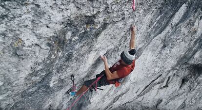 El escalador francés Seb Bouin en la via de escalada deportiva Beyond Integral (9b/b+).