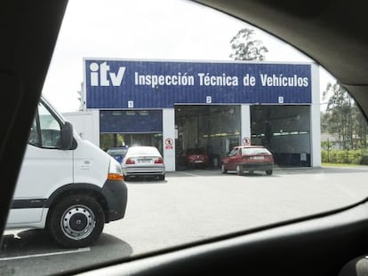 Veh&iacute;culos se someten a la inspecci&oacute;n en  Santiago.