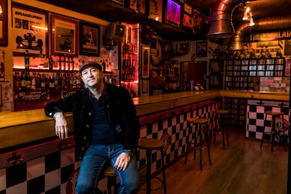 Sabi, dueño del Moloko Club Sound, posa en su bar, en Madrid.